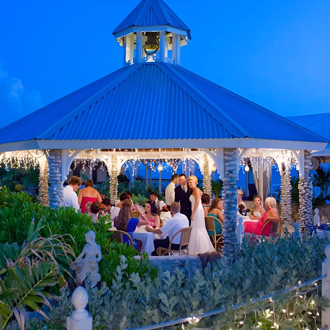 Infographic: Choose Enchanting Cayman for Magical Weddings and Banquets